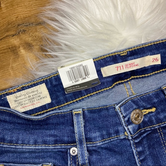 LEVIโS 711 Skinny Mid-Rise Medium Wash Jeans - Picture 10 of 11